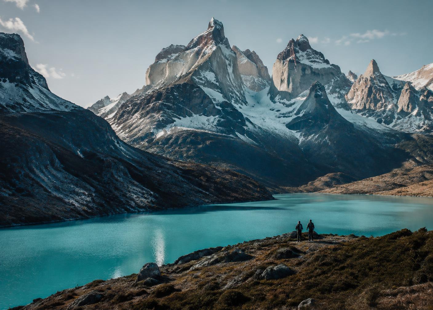 Montanhas da Patagônia sobre lago glacial